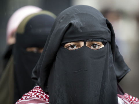 Verbazing in Marokko over verbod op productie en verkoop van boerka's