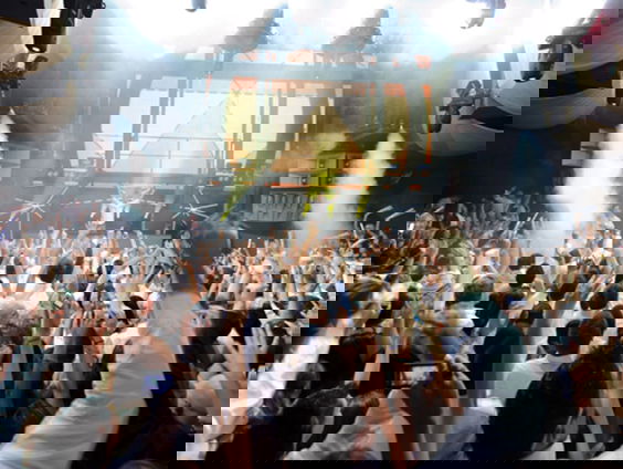 Stelling: De horeca, inclusief discotheken, moeten meteen dicht.