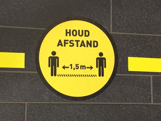 Anderhalve meter afstand houden is niet realistisch
