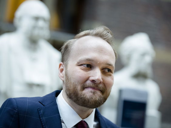 Hoe gaat Lubach om met zijn podium in de spannende verkiezingsstrijd?