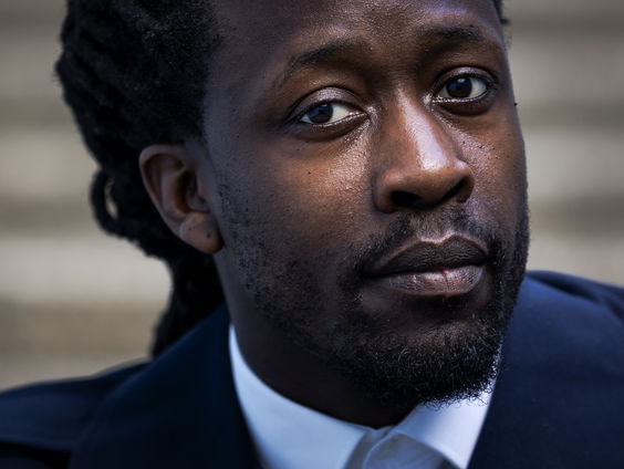 Akwasi wordt niet vervolgd voor zijn volgens het OM 'opruiende en strafbare uitspraken' in Amsterdam. Terecht?