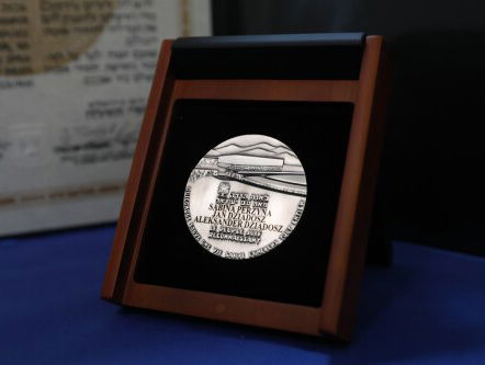 Hein van der Hulst geeft Yad Vashem van zijn vader terug