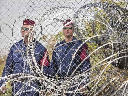 Hongarije: het land dat met een hek asielzoekers binnen- en buitensluit