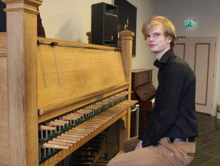 Jongste beiaardier van Nederland Bob van der Linde
