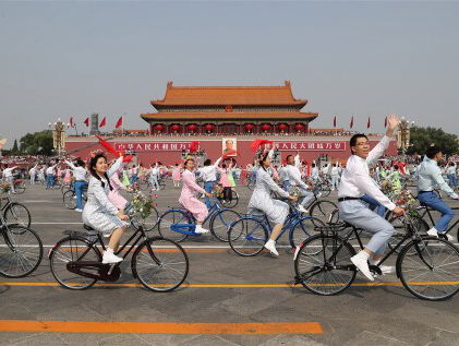 Beijing viert feest maar in Hongkong vliegen de kogels in het rond