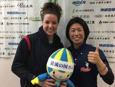 Eva Voortman gaat softballen in Japan: ik communiceer met handen en voeten