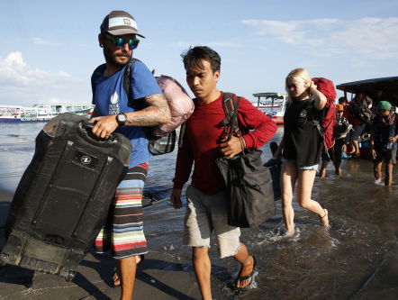 Ambassade in Indonesiƫ zoekt contact met Nederlanders