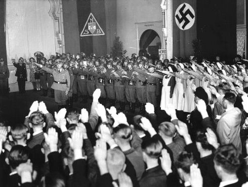 'Excuses aan 'moffenmeiden' op zijn plaats'