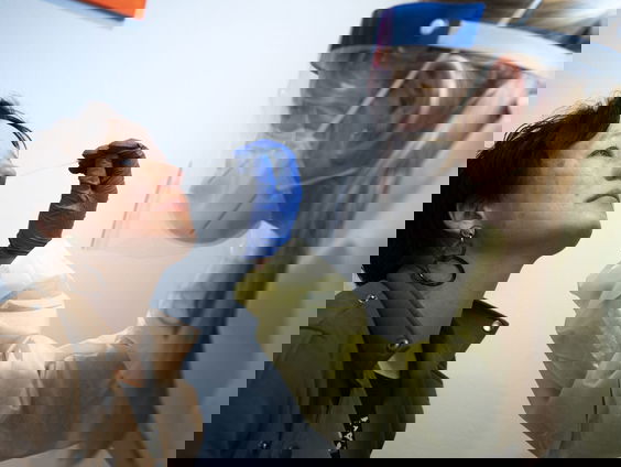 Moeten we leren leven met covid-19? ‘Vroeg of laat komt iedereen aan de beurt’