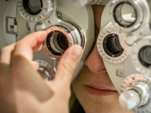 Nu echt bewezen: te lang op je telefoon is slecht voor je ogen