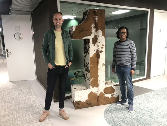 Neurochirurg Saman Vinke plaatst elektrodes in het hoofd