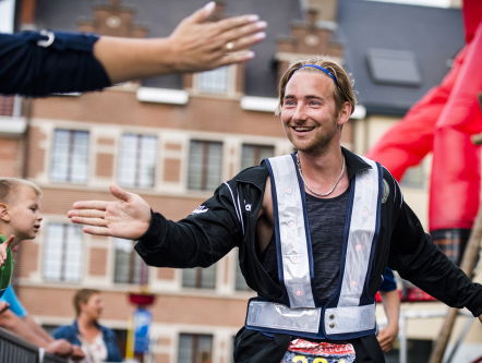 Renners Roparun komen aan op de Coolsingel