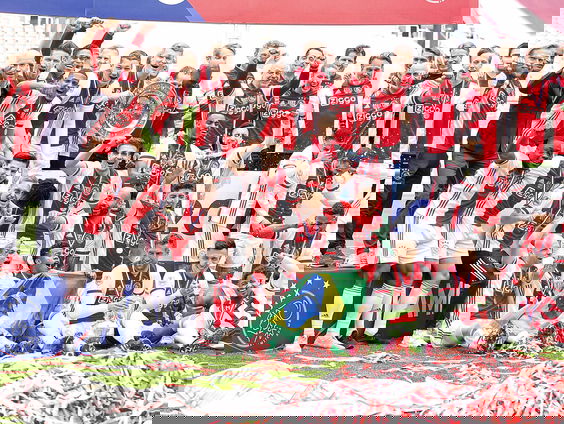 Fans vieren kampioenschap Ajax buiten de ArenA