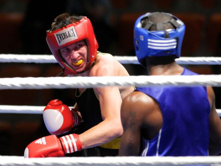 Danyo en zijn bokstitel in Rotterdam