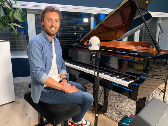 Componist Guido Heeneman gaat met zijn vleugel de theaters in