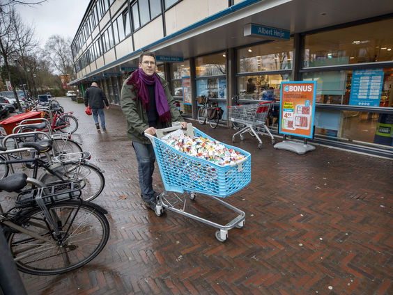 Jan Degenaar brengt kar vol plastic huisjes terug naar de Albert Heijn