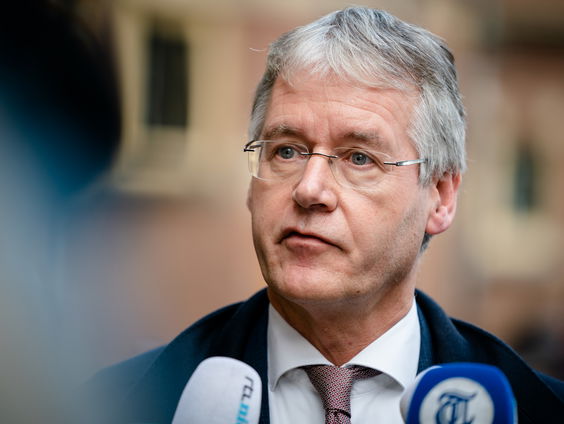 Den Haag Vandaag: Minister Slob krabbelt terug