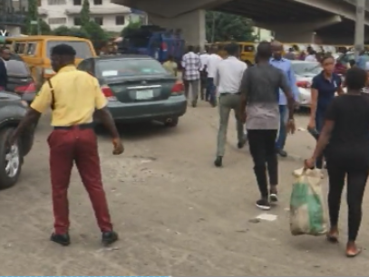 Op een van de drukste kruispunten van Lagos is het altijd chaos