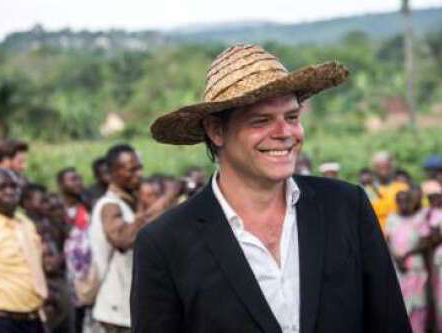 Renzo Martens bouwt een museum op een oude Unileverplantage in Congo