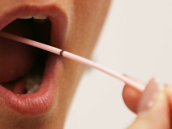 Bedrijfsartsen voelen zich buitengesloten, willen seintje bij positieve test