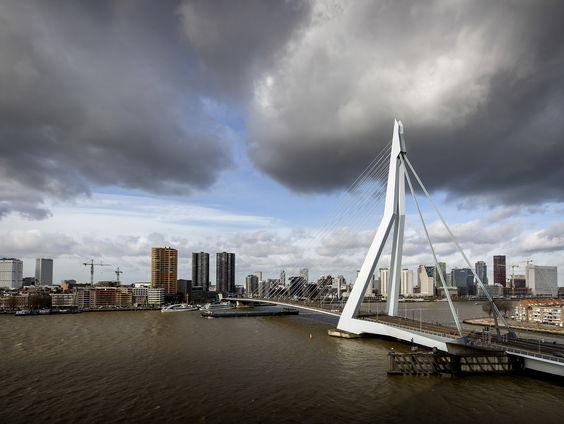 Anti-racismedemonstratie in Rotterdam rond Erasmusbrug