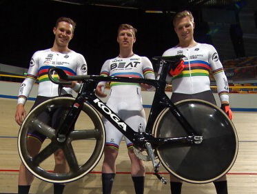 Teamsprinters strijden met en tegen elkaar