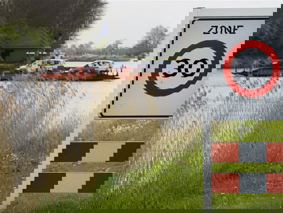 Stand.nl: In de stad moet de maximum snelheid naar 30 kilometer per uur