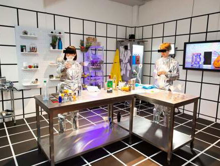 De Reizende Microfoon: Creatief media strateeg Nienke Huitenga vs interactief artiest Klasien van de Zand ...