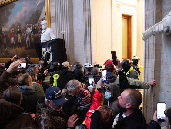 Hoe reageert de Nederlandse politiek op de situatie in de VS?