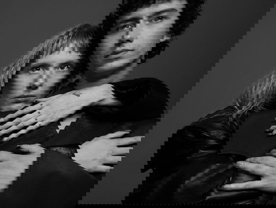 Kunststof - Ninamounah Langestraat en Robin Burggraaf, modeontwerpers