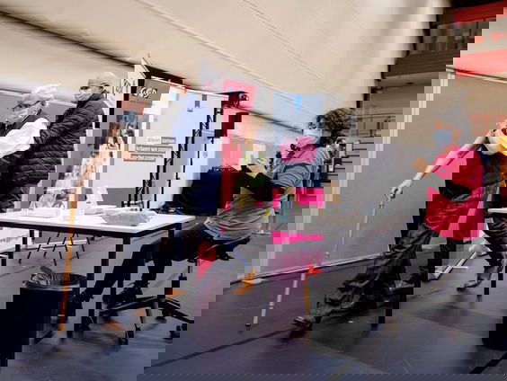 Arts roept kwetsbare ouderen op die gevaccineerd zijn: ga juist wél weer naar buiten