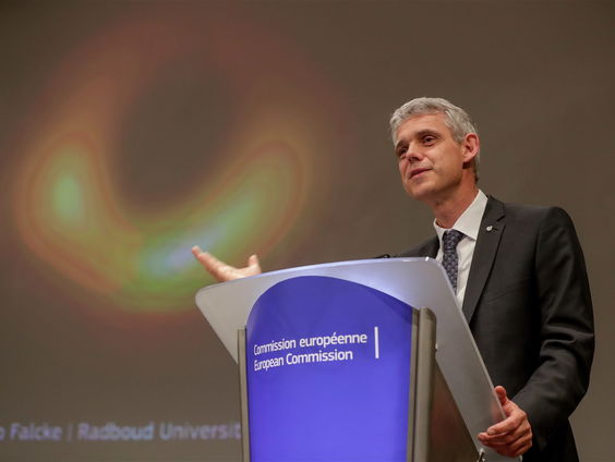 Hoogleraar astrodeeltjesfysica Heino Falcke is kwaad dat wetenschappers minder geld krijgen