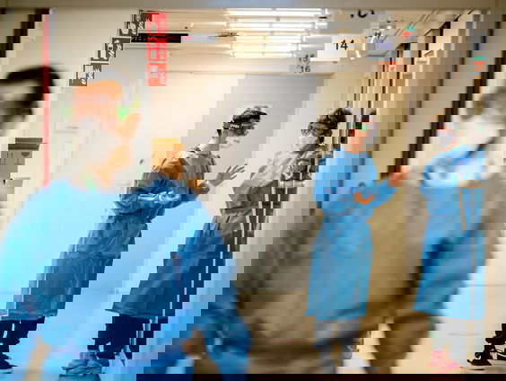 Hoogleraar klinische virologie: ‘Nu versoepelen is verantwoord, we staan op een keerpunt’