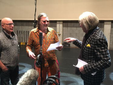 Freek de Jonge zingt protestlied tijdens de fakkeloptocht in Groningen