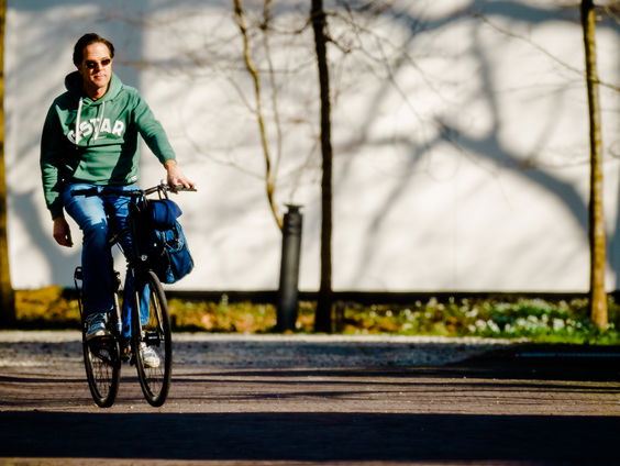 Stand.nl: De overheid moet de coronamaatregelen versoepelen omdat de rek er nu echt uit is