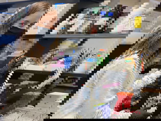 Nederlandse Andrea Pruijssers werkt mee aan vaccin en medicijn in VS