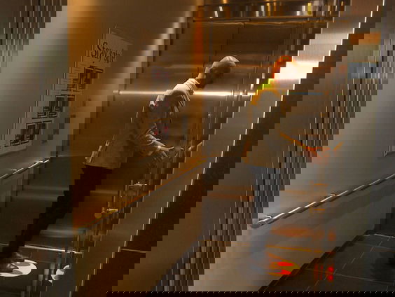 Vast in de lift? Rustig blijven zitten