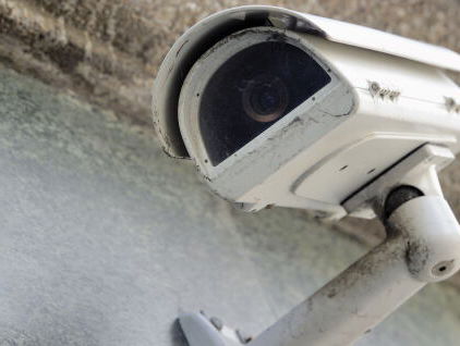 Mag je camera ophangen bij voordeur? | Vlekken op zonnepanelen