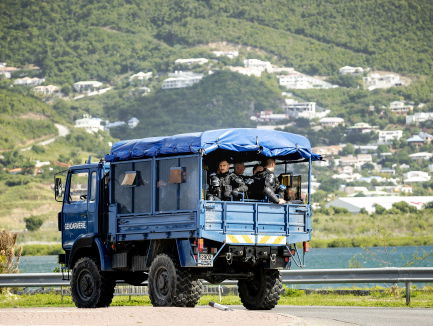 Onrust op Sint Maarten: 'mensen hebben nog steeds geen dak boven hun hoofd'