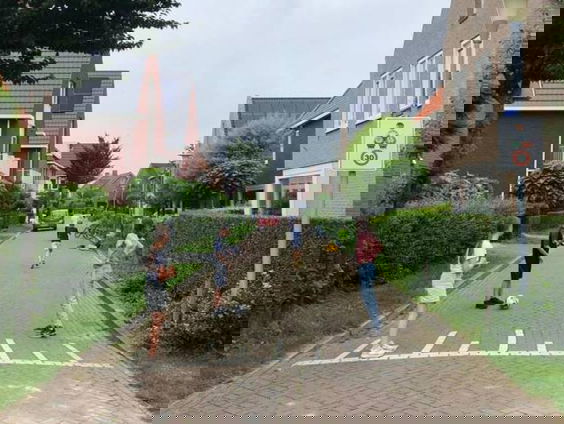 De maximumsnelheid binnen de bebouwde kom voor straten zonder stoep moet worden verlaagd naar 15 km/u