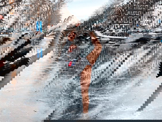 Kunstschaatsster Linden van Bemmel schittert op Amsterdamse gracht