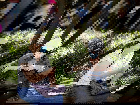 Stand.nl: 'De anderhalve meter en de mondkapjes moeten tijdelijk terug'