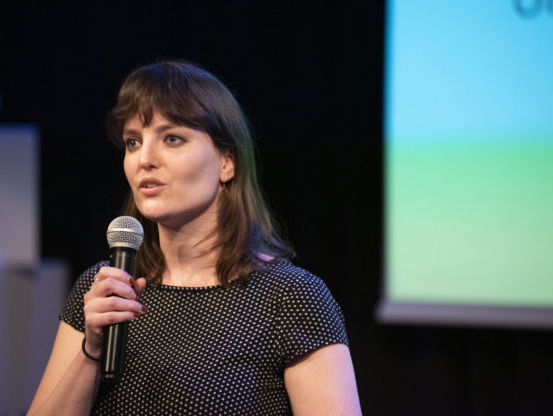 Taalnieuws met poëzie buiten het boek