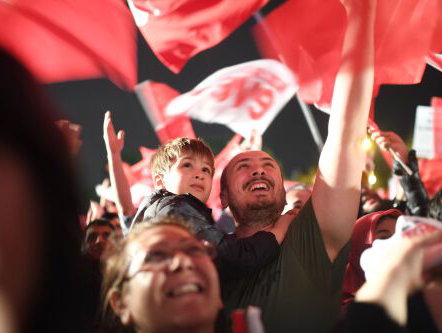 Erdogan wint referendum; oppositie betwist verkiezingsuitslag