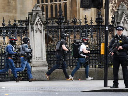 Aanval bij Brits parlement: politie gaat uit van terroristische daad