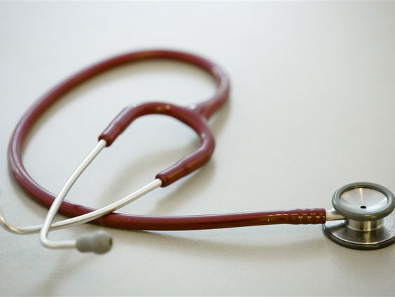 Danka Stuijver en Marijn Houwert waarschuwen dat jonge medisch specialisten niet aan de bak komen