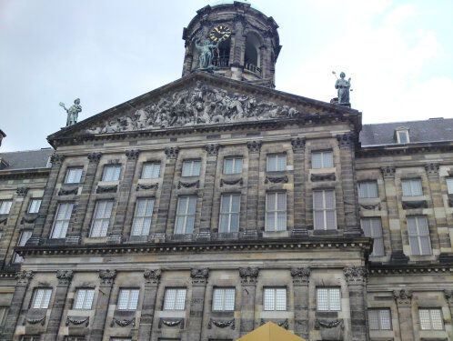 Erc Toren over superluxe hotel op de Dam in Amsterdam