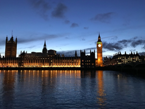Wie zijn de hoofdrolspelers in het Lagerhuis tijdens het debat van de eeuw?