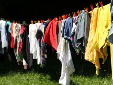 Zo krijg je gele vlekken uit witte t-shirts