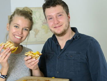 Reinout Meijer op bezoek bij tosti-koningin Leonie